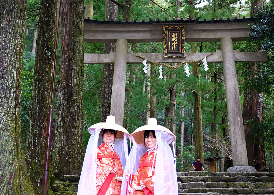 Modern day pilgrims wearing rented traditional clothing from the Edo Period. In its heydey, women actually wore these clothes while undertaking the walk