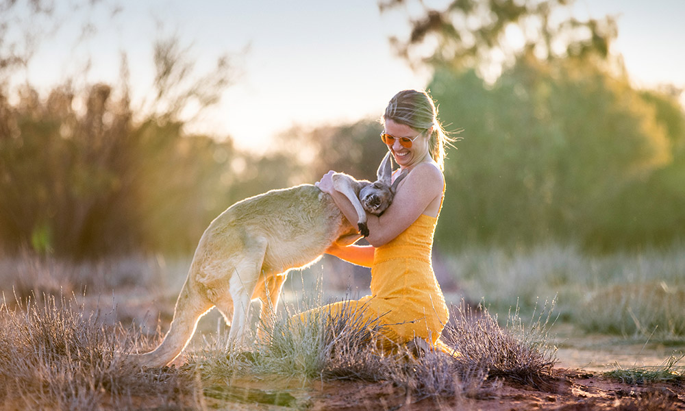 Making friends in the outback. Credit: Tourism Northern Territory